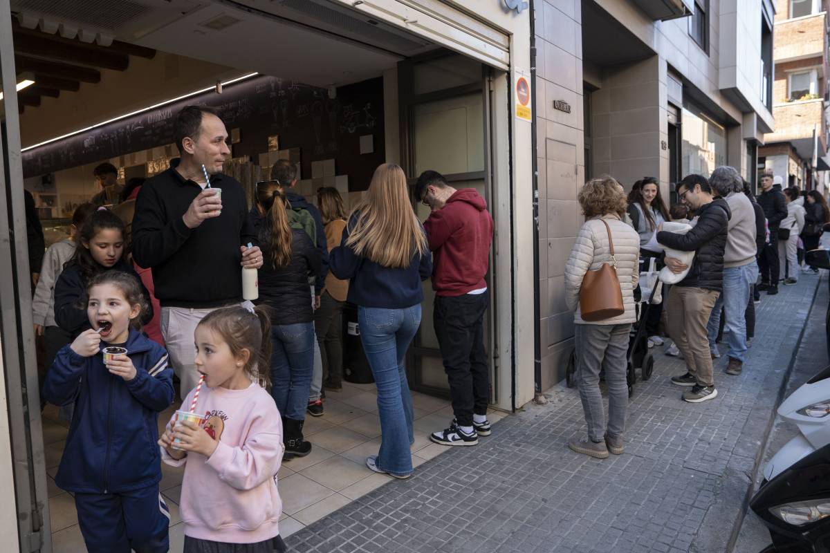 Llargues cues en la reobertura de l'Orxateria Ribera: "Hi haurà gelats que no hem fet mai"