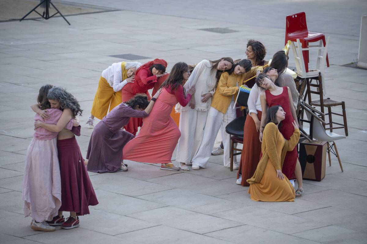 FOTOS | Dones ballant al parc de Vallparadís
