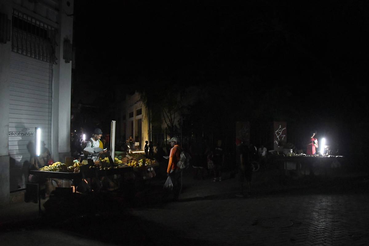 Venedors de mercaderies durant una apagada nacional el passat 16 de març a l'Havana - Joaquin Hernandez / Xinhua News / ContactoPhoto