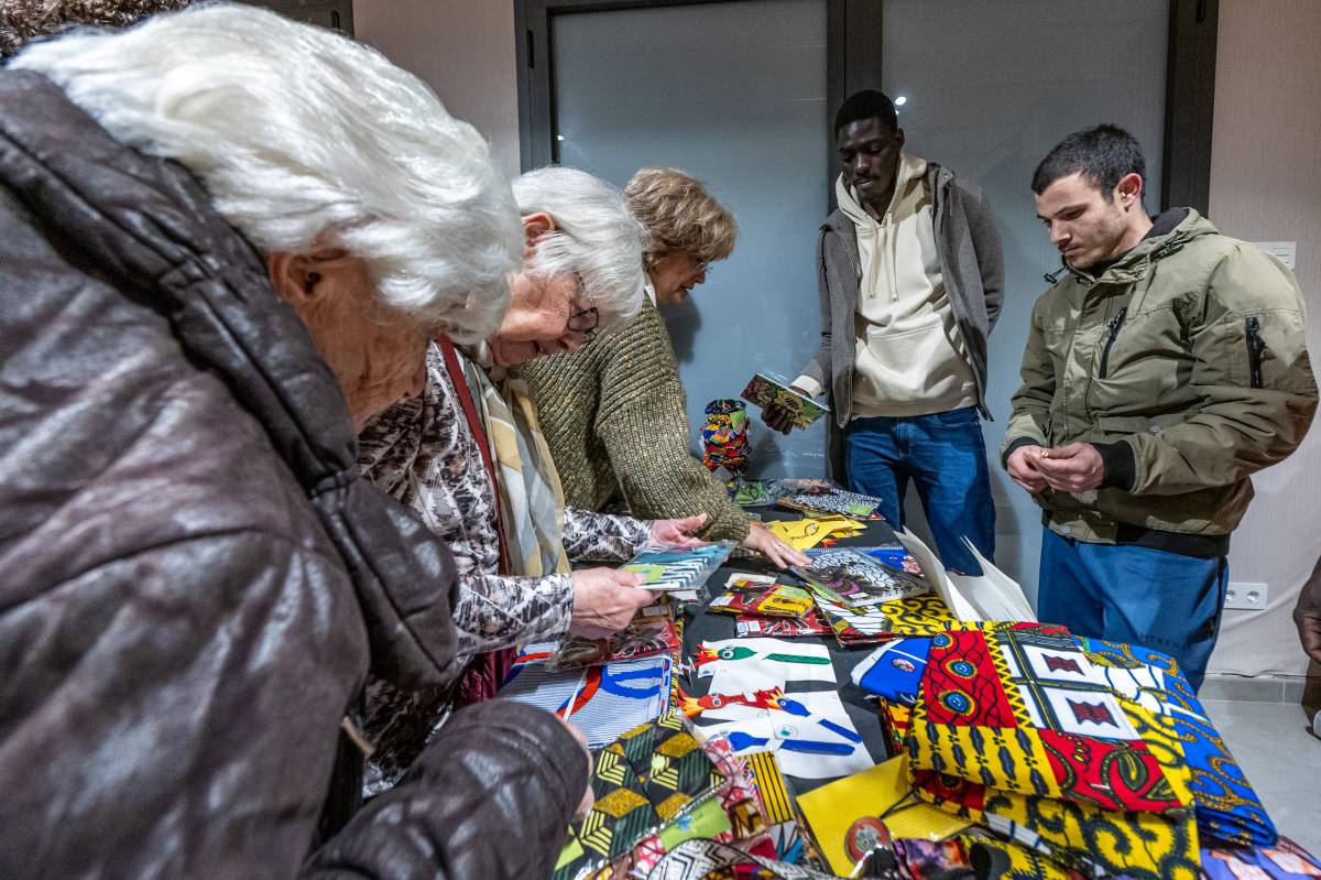 Venda d'artesanies fetes per membres de Colors del Món - JUANMA PELÁEZ