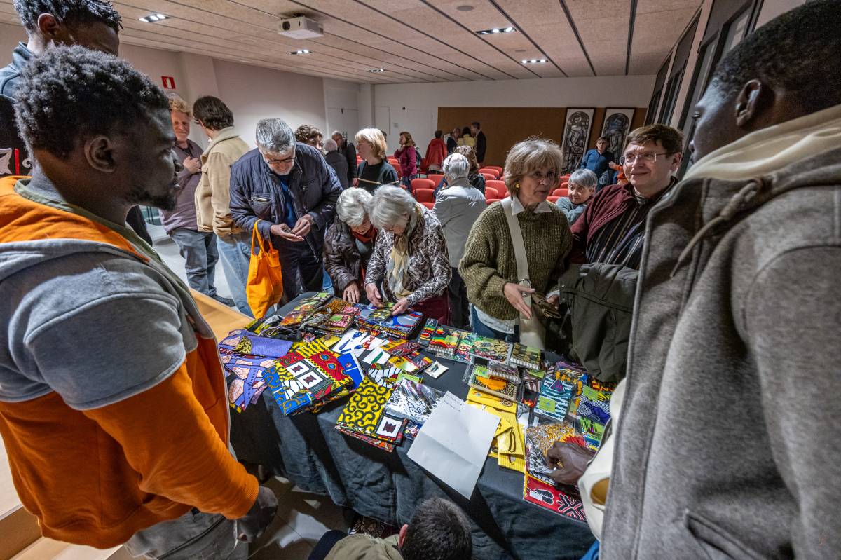 Venda d'artesanies fetes per membres de Colors del Món - JUANMA PELÁEZ