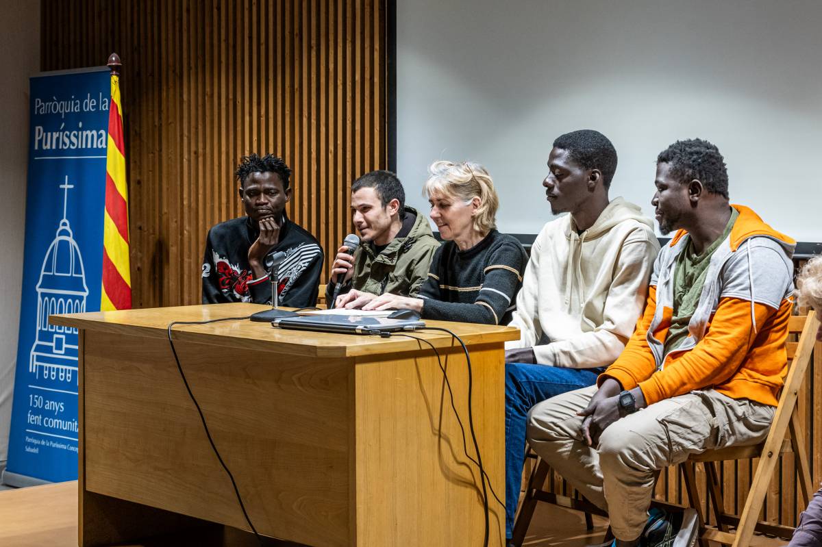 Montse Mola amb quatre joves de l'entitat - JUANMA PELÁEZ