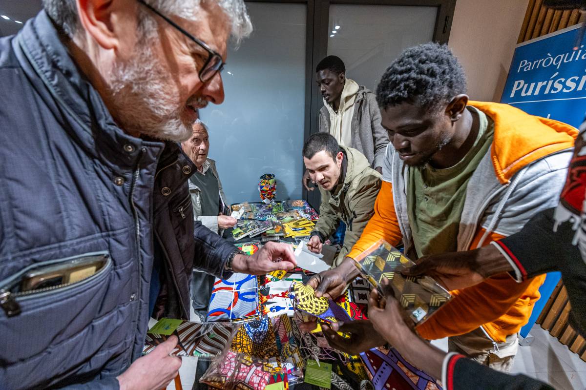 Venda d'artesanies fetes per membres de Colors del Món - JUANMA PELÁEZ