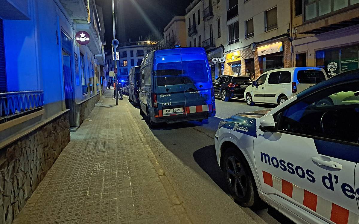 Sorpresa a Artés per un ampli desplegament dels Mossos en un conegut bar del centre
