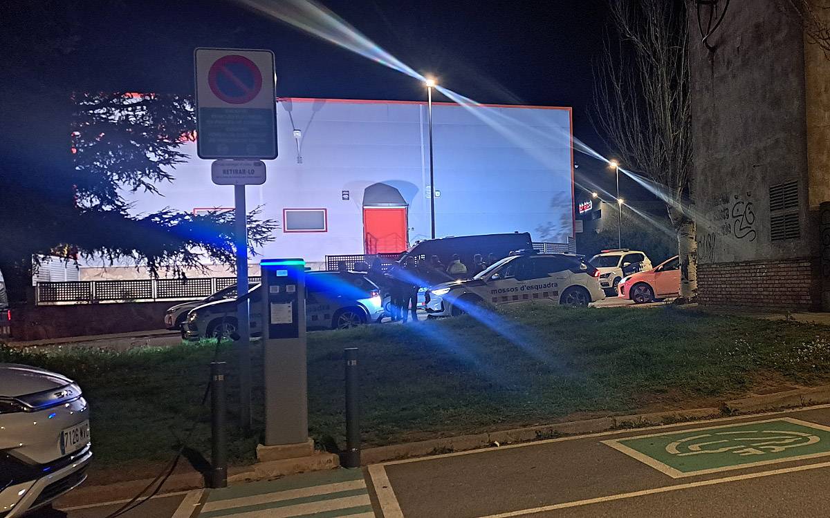 Mossos i Policia Local d`Artés preparant-se al polígon Santa Maria poc abans de l`entrada al bar del carrer Rocafort