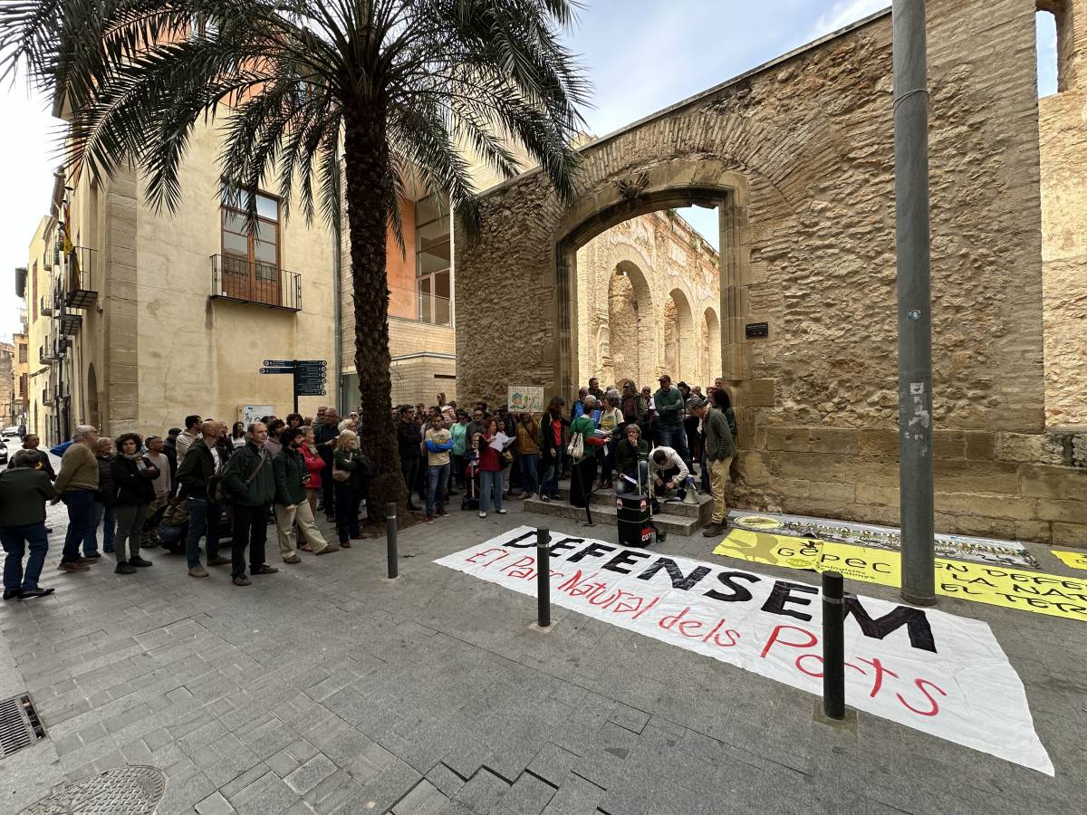 Un centenar de persones rebutgen el "segrest" del Parc Natural dels Ports i exigeixen la continuïtat del seu director