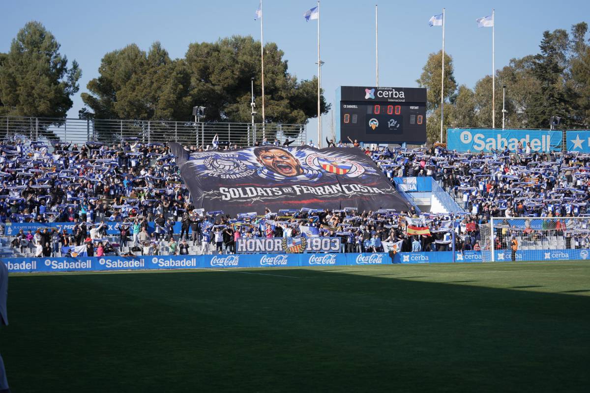 El `tifo` de l`afició arlequinada abans de l`inici - David Chao El `tifo` de l`afició arlequinada abans de l`inici