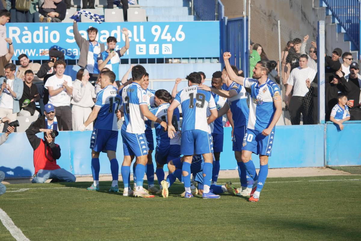 La pinya dels arlequinats després del 2-0 - David Chao La pinya dels arlequinats després del 2-0