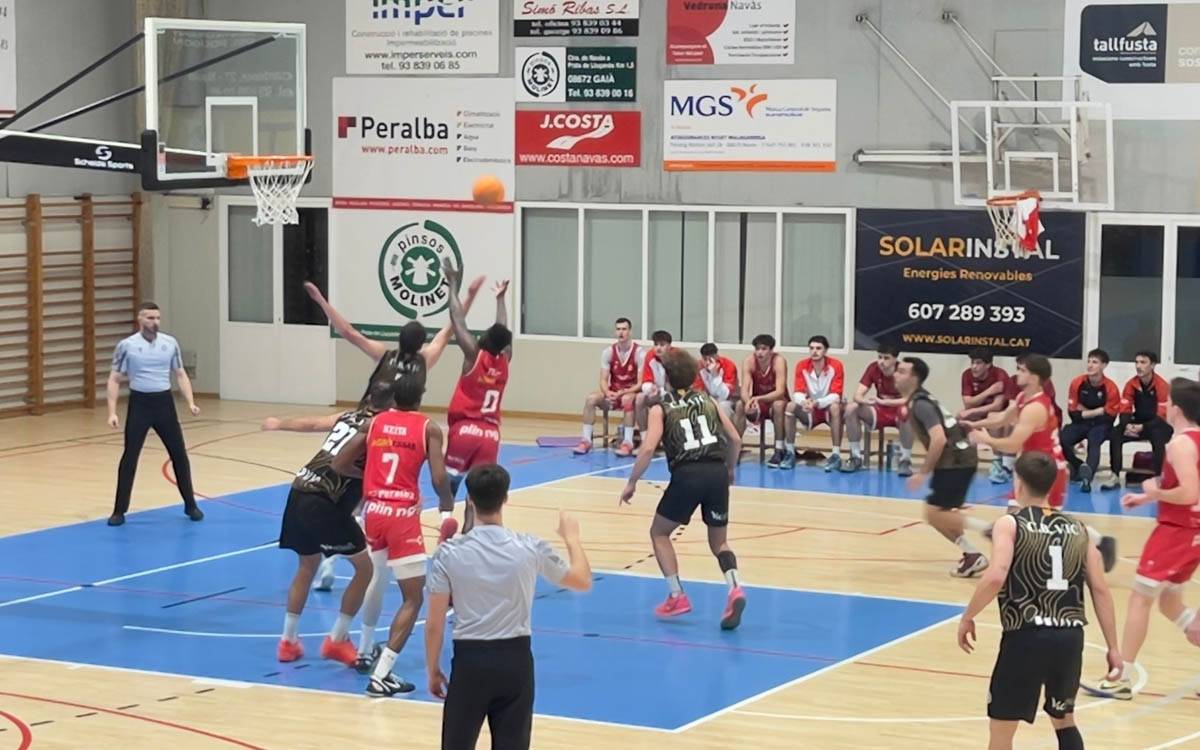 El CB Navàs deixa escapar un partit guanyat davant el Vic amb un últim quart fatídic