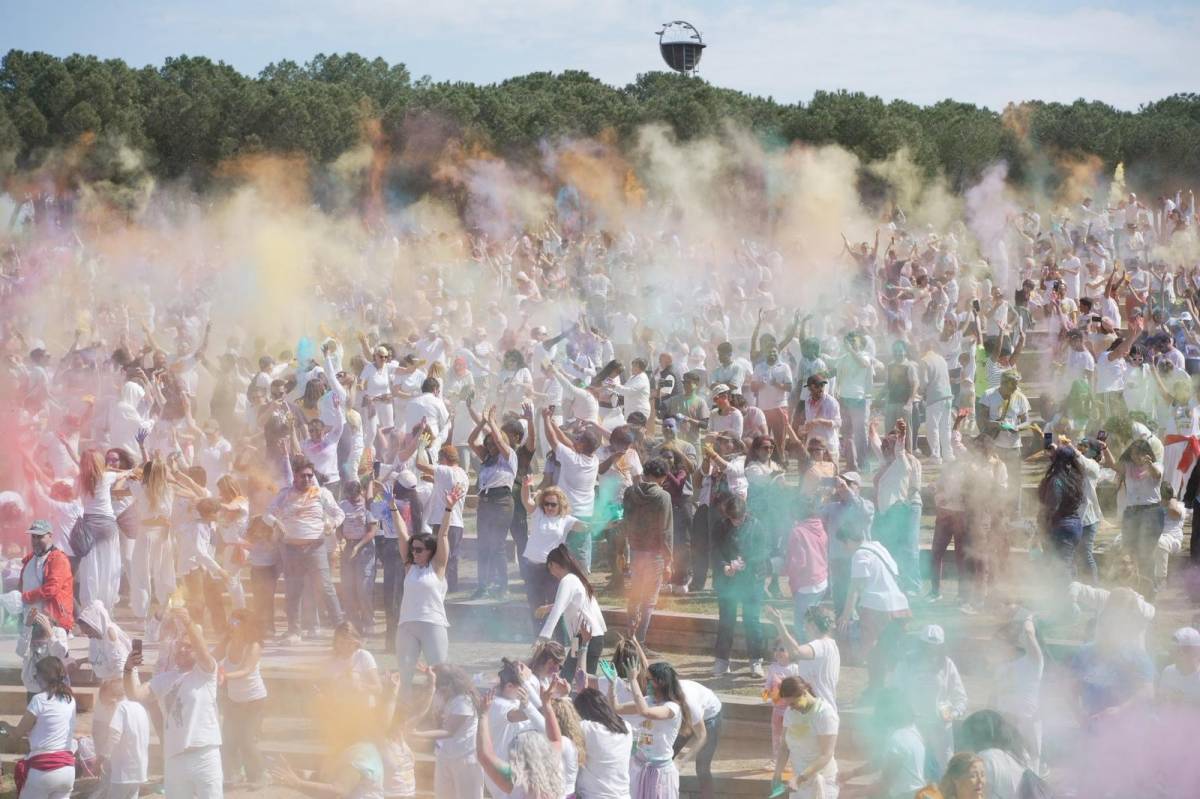 FOTOS | Sabadell esclata de colors amb una nova edició multitudinària de la festa Holi