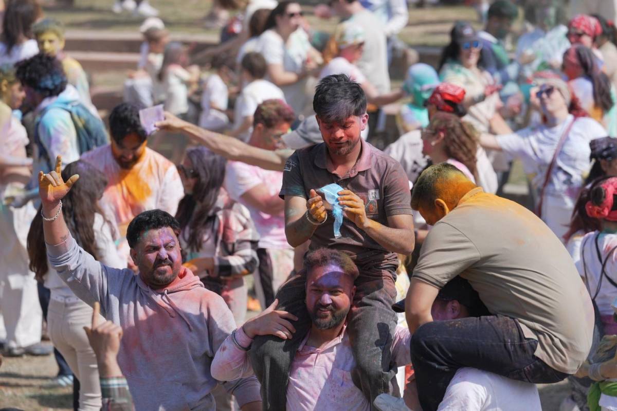 La setzena edició de la festa Holi  - DAVID CHAO