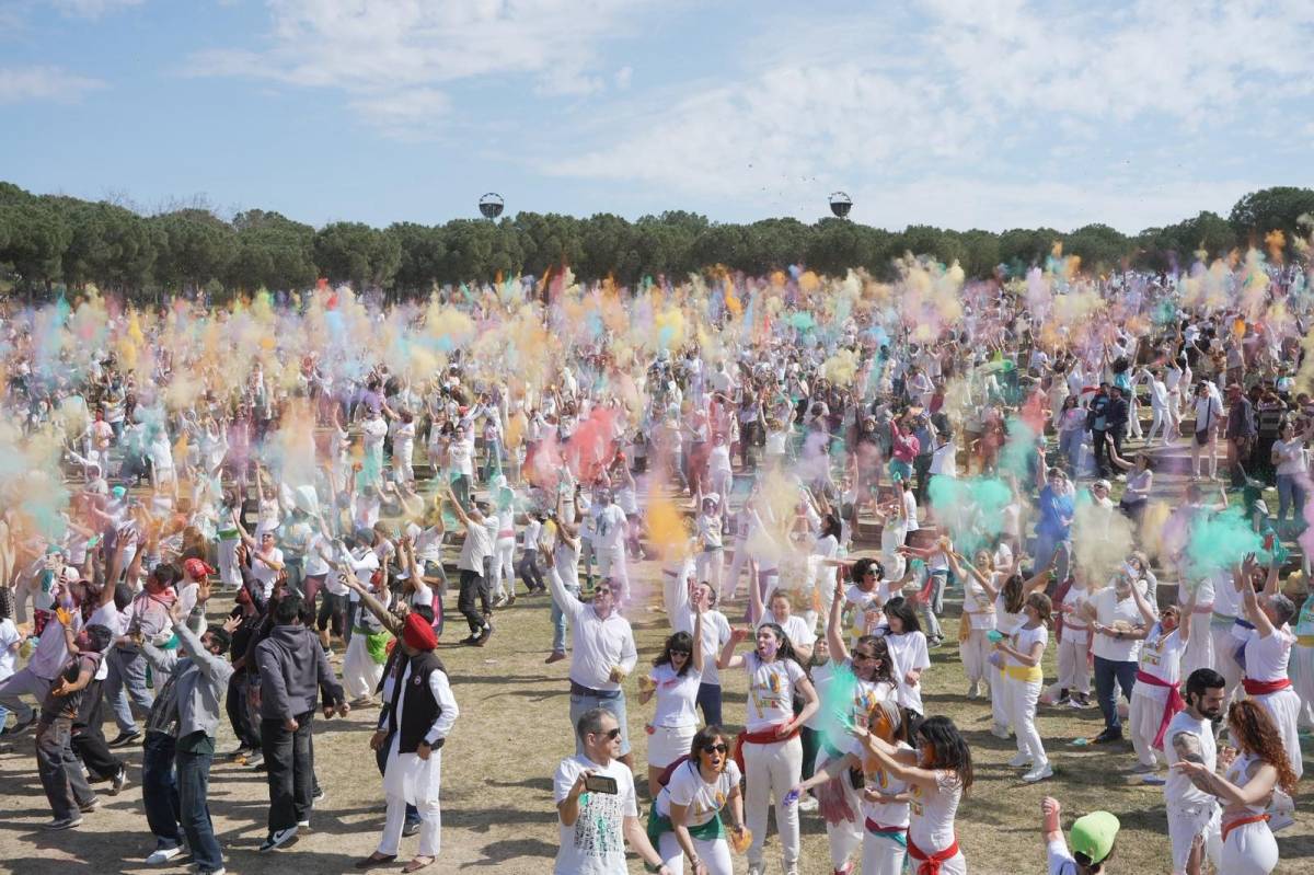 La setzena edició de la festa Holi  - DAVID CHAO