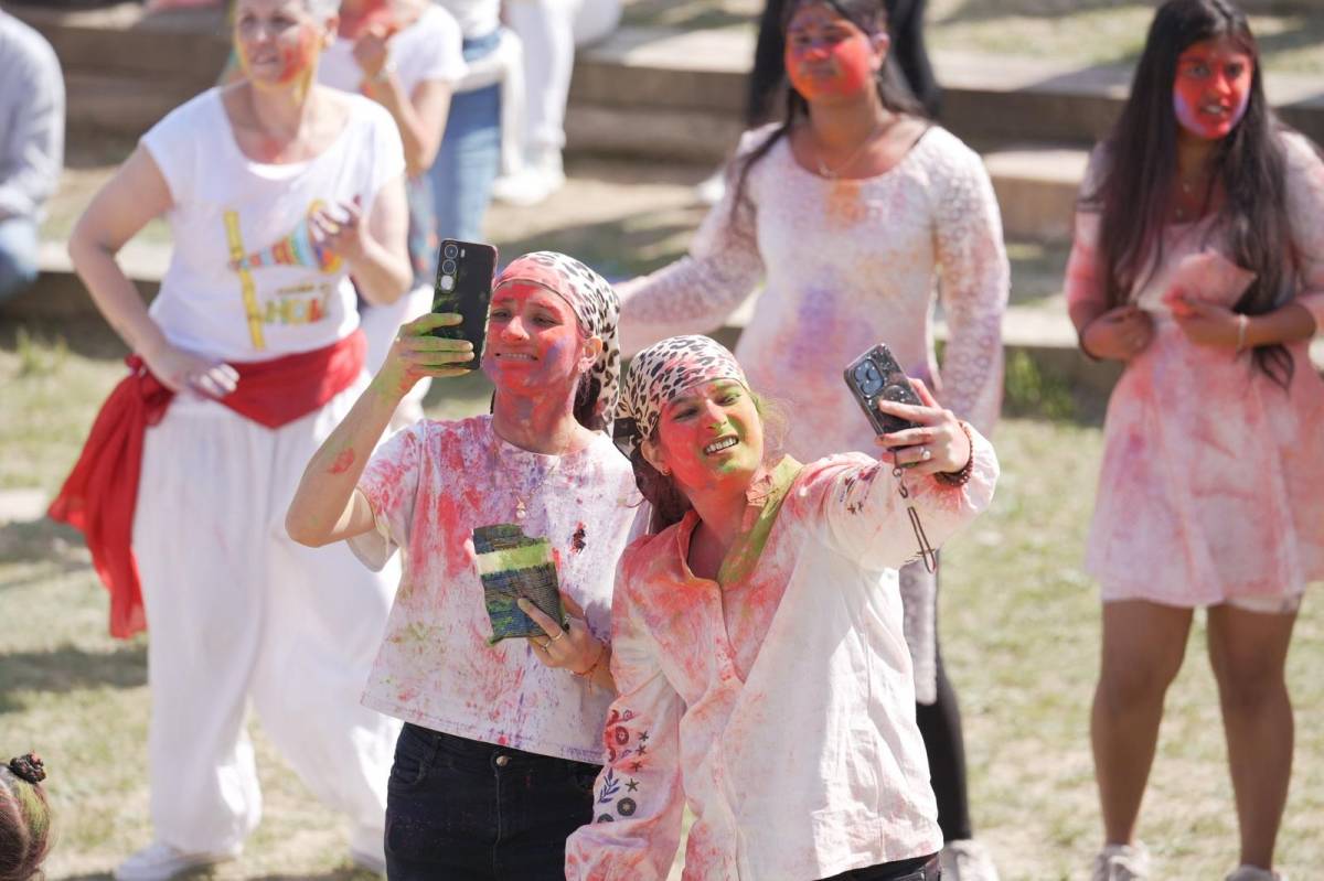 La setzena edició de la festa Holi  - DAVID CHAO