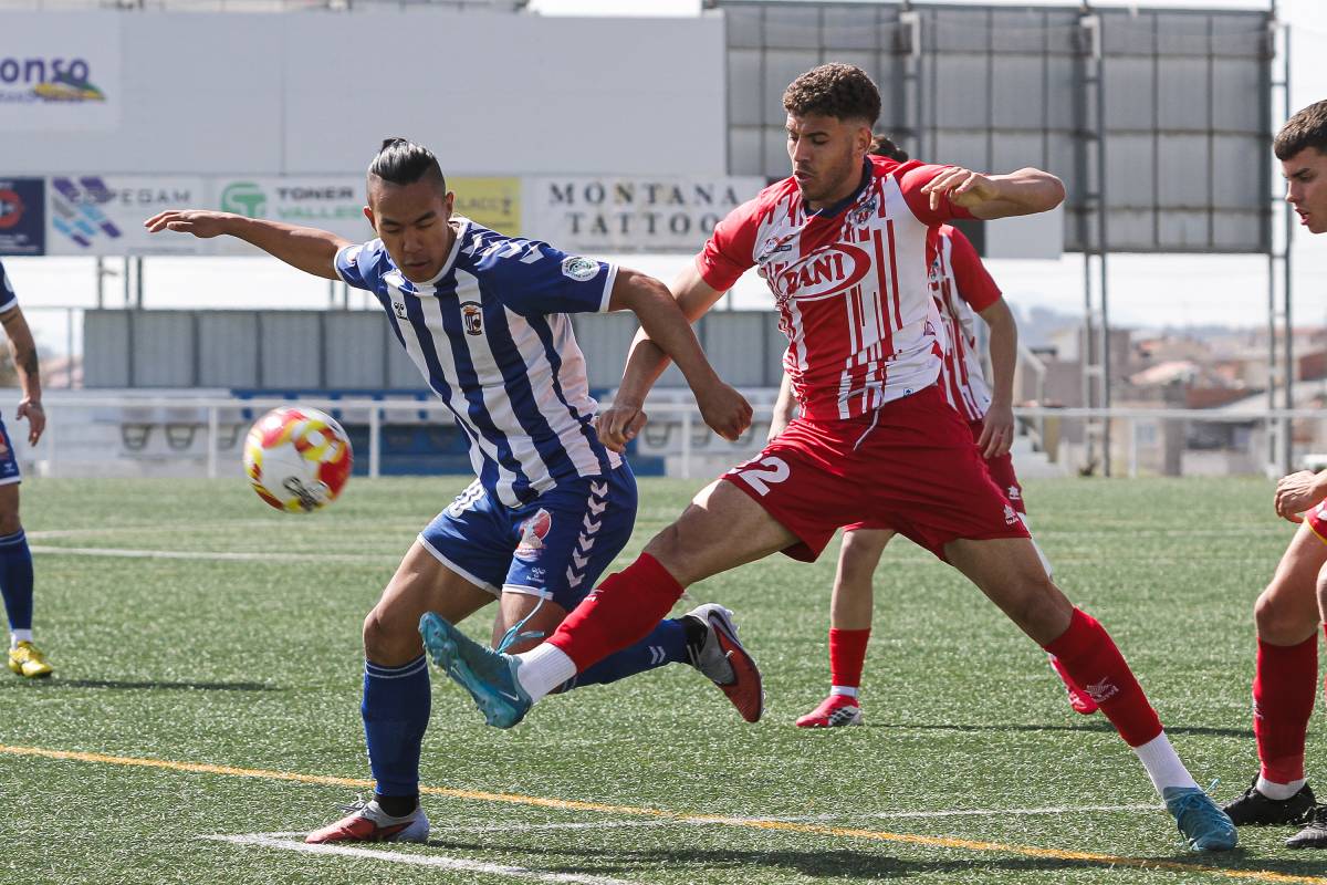 El davanter Konu lluita per una pilota amb un rival - Lluís Clotet