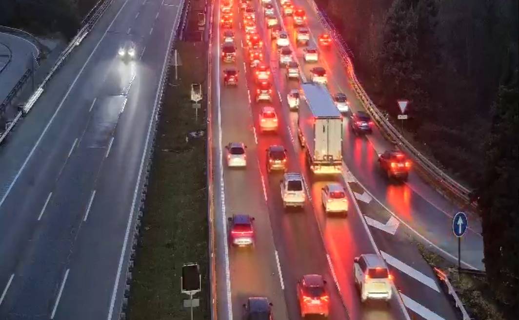 Cues quilomètriques a l'AP-7 per un accident i un camió avariat