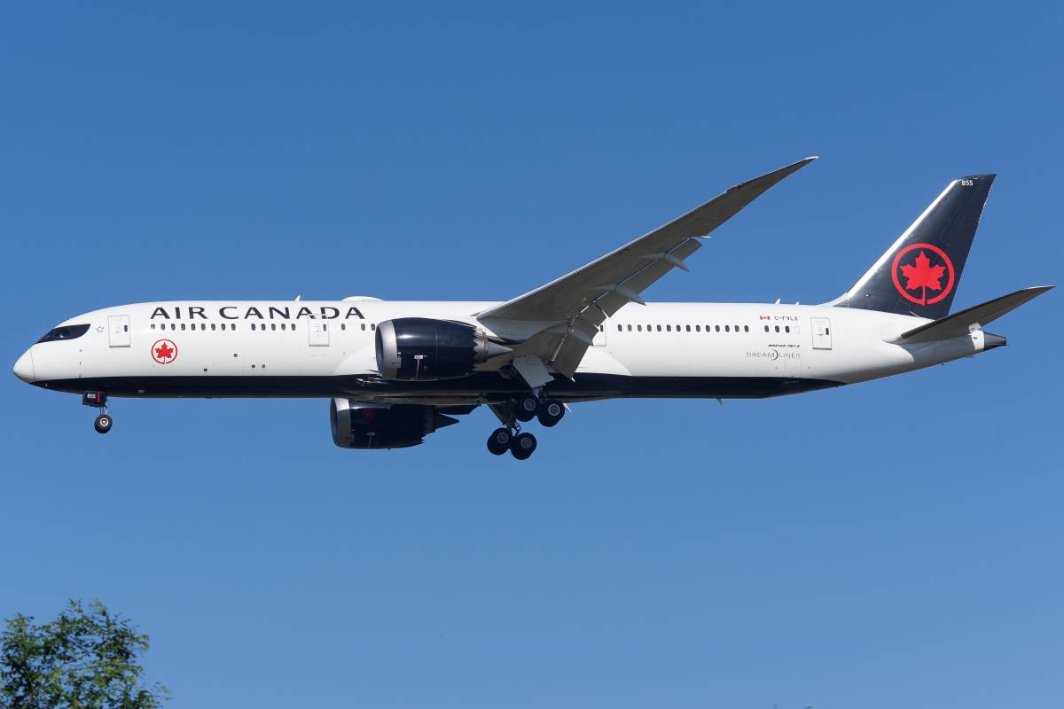 Diversos morts i ferits en el xoc entre un avió comercial i un camió de bombers a l'aeroport de Nova York