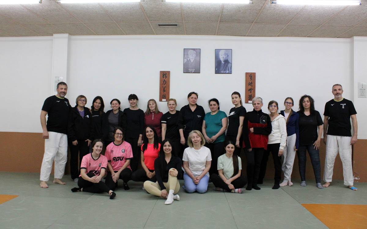 Una vintena de treballadores de Mafrica participen en un curs de defensa personal