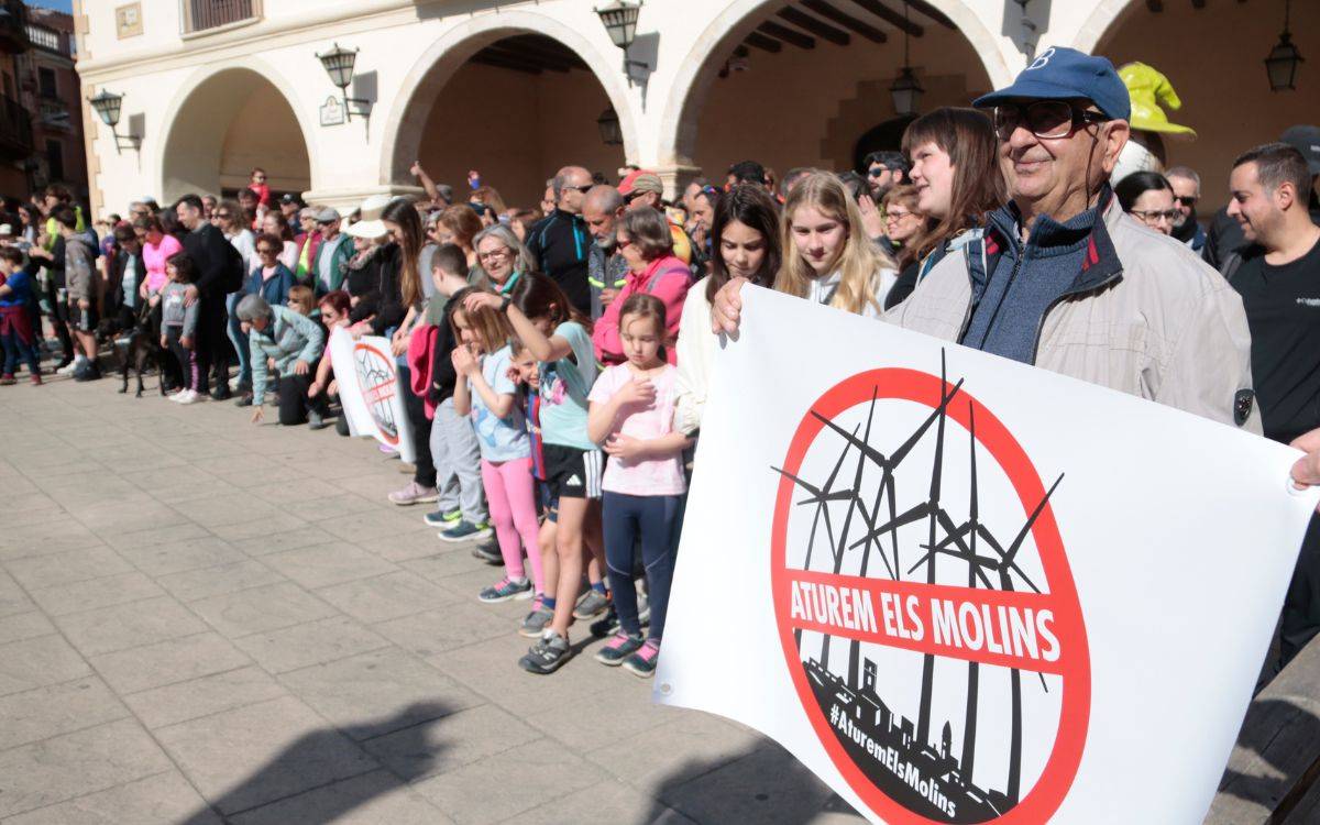 Unes 300 persones escenifiquen a Montbrió el rebuig social al projecte de central eòlica
