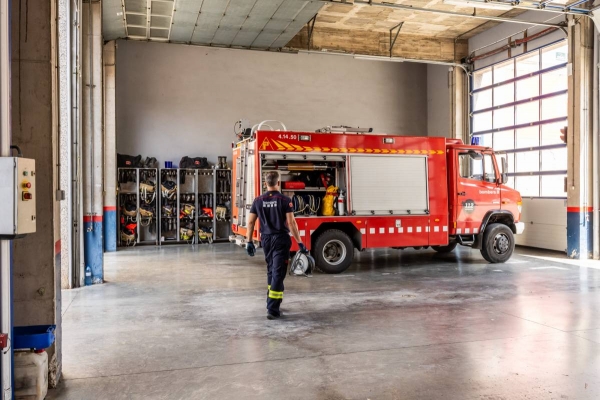 Tres vehicles afectats en dos incendis de matinada a Sabadell