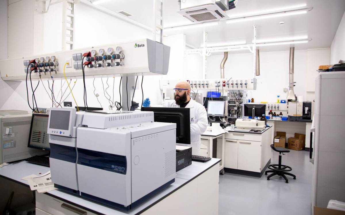 Un investigador treballant en un dels laboratoris del Centre BETA de la UVic-UCC.