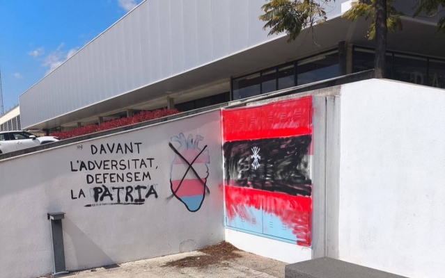 Ataquen amb pintades feixistes el mural de la visibilitat trans de Roquetes