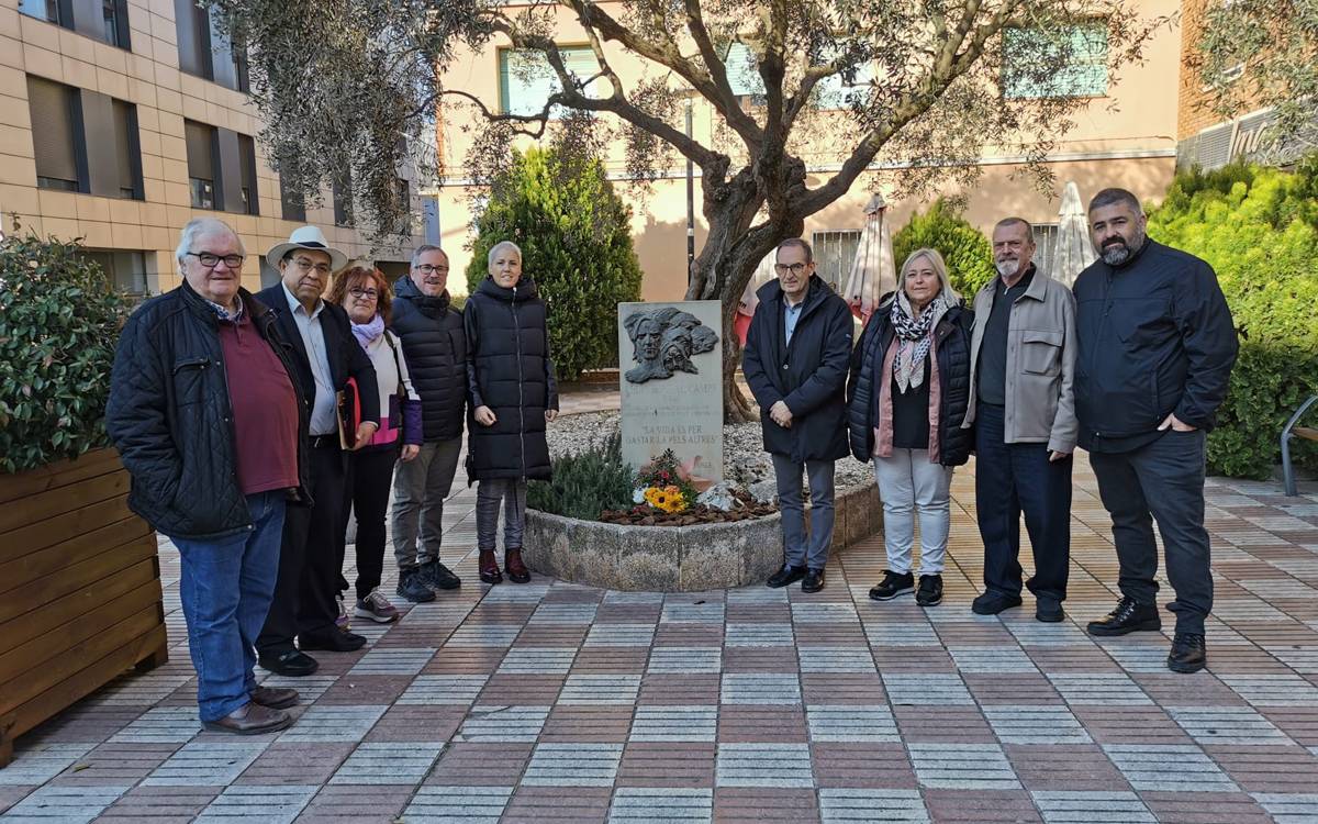 Sant Fruitós recorda Lluís Espinal amb una ofrena floral en l'aniversari del seu assassinat