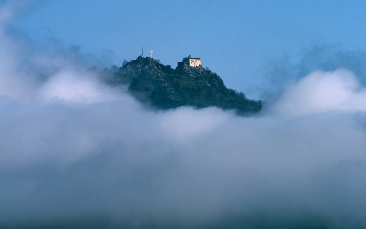 Hivern-primavera a Osona i el Lluçanès: santuari de Bellmunt envoltat d`un mar de boira, març del 2026.