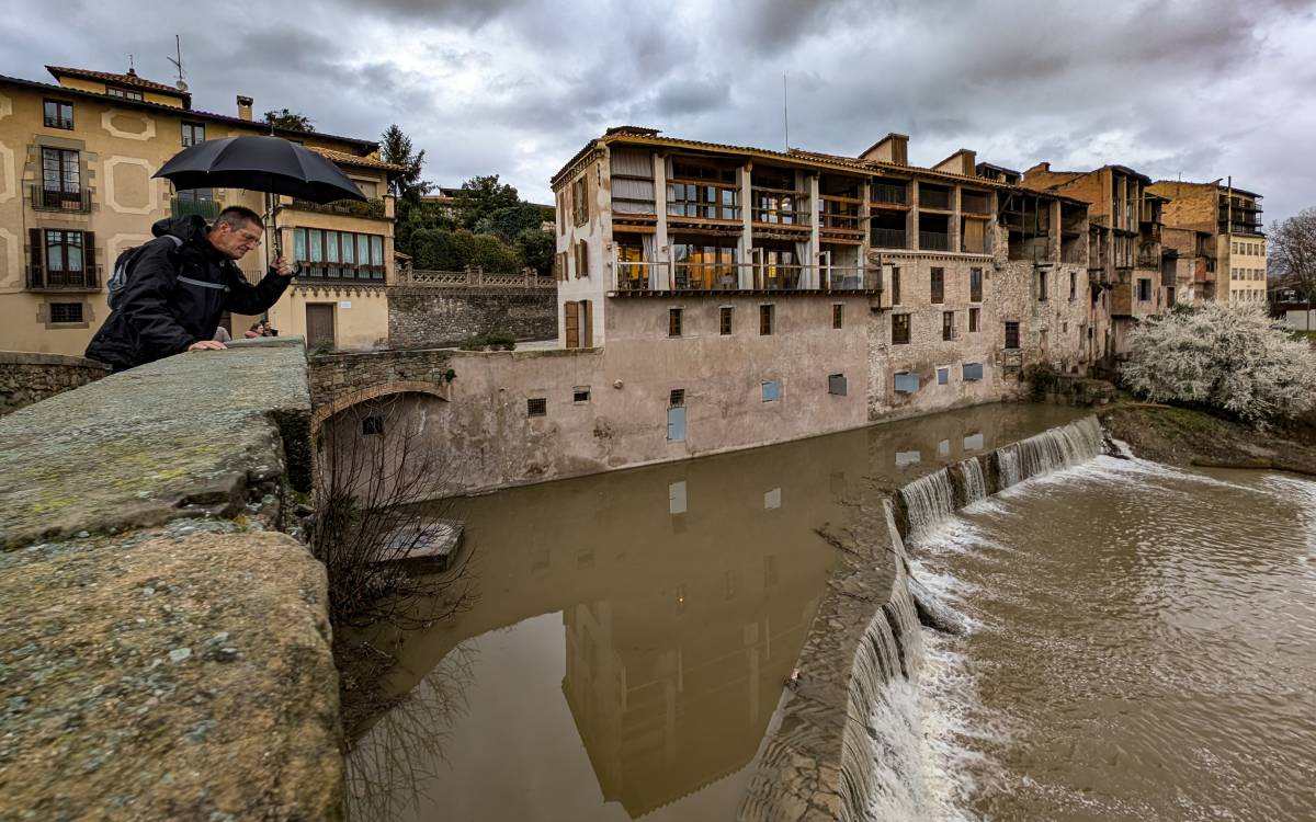 Hivern-primavera a Osona i el Lluçanès: el riu Mèder al seu pas per les Adoberies de Vic, març del 2026.