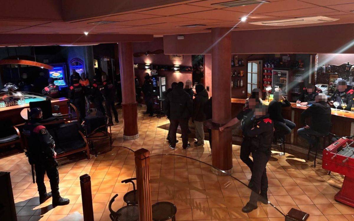 Un operatiu policial en un bar musical de la Selva del Camp acaba amb dos detinguts per tràfic de drogues