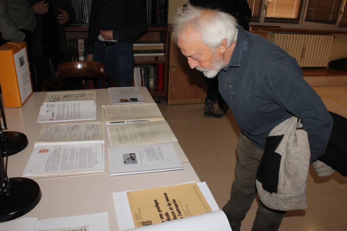 Un dels assistents a l'acte contempla la documentació  - Ramon Estany 