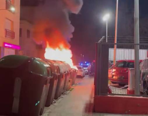 VÍDEO | Virulent incendi d'un contenidor de paper a Sabadell