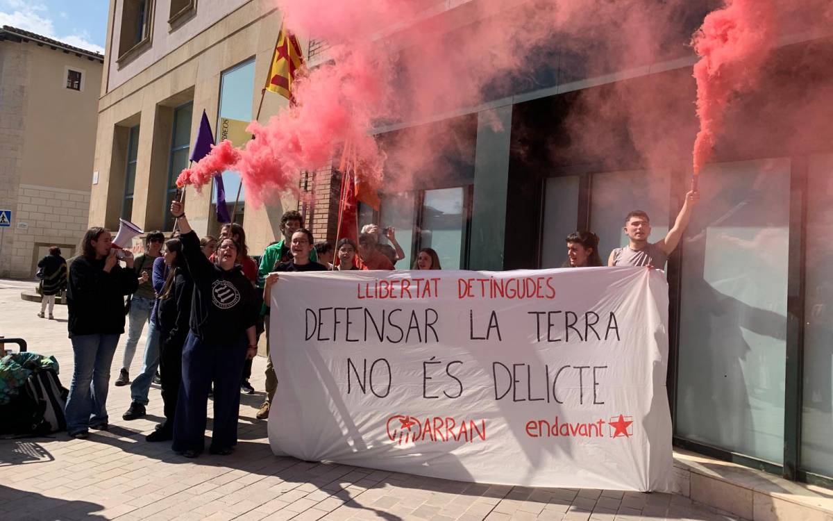 Detenen tres militants de l'Esquerra Independentista d'Osona en una acció contra el model agroalimentari