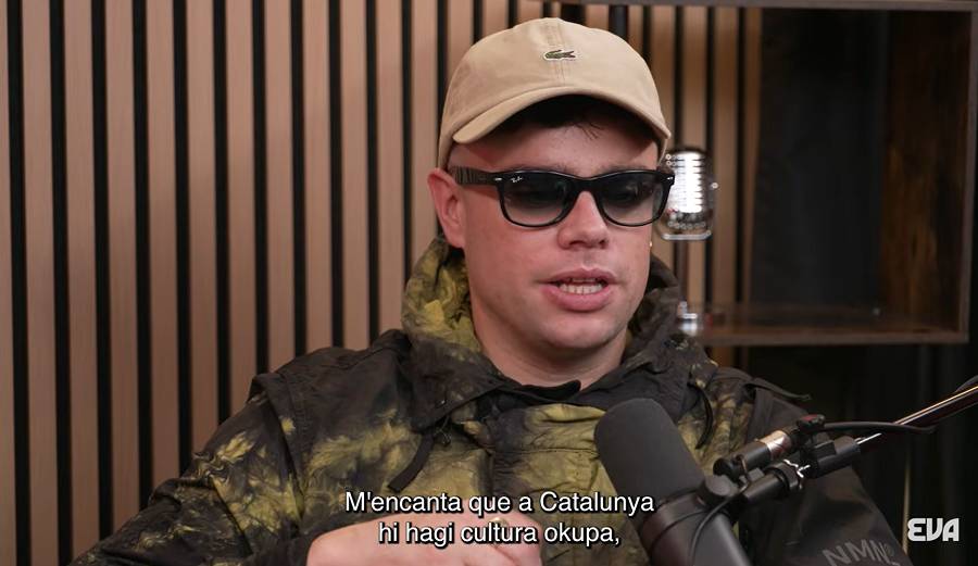 Un dels moments de l`entrevista d`Alba Riera a Kneecap