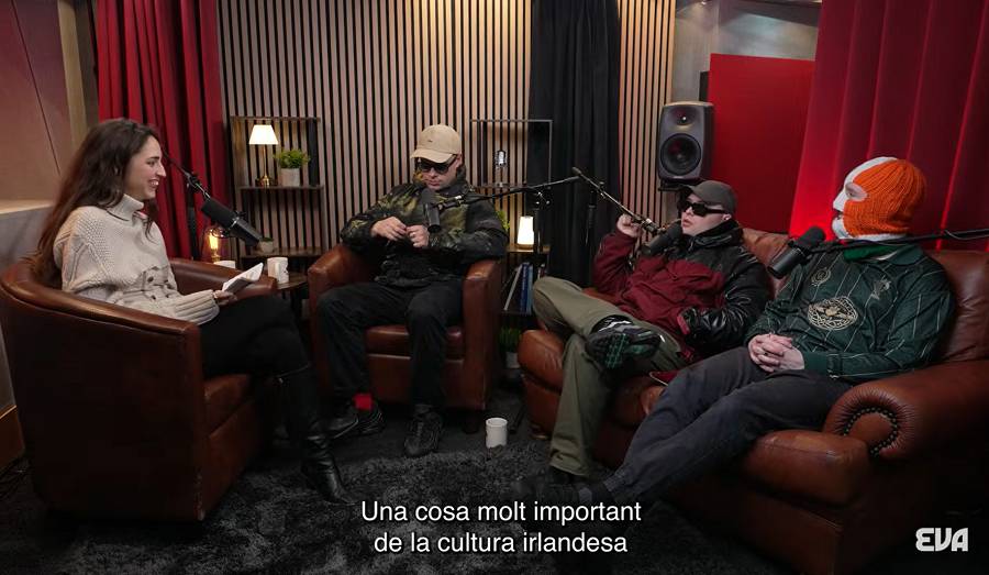 Un dels moments de l`entrevista d`Alba Riera a Kneecap