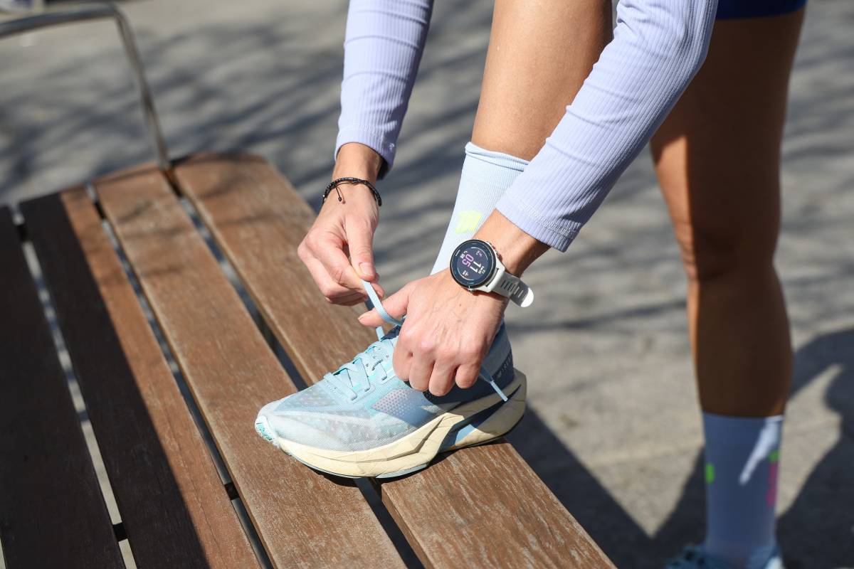 La corredora cordant-se la sabata