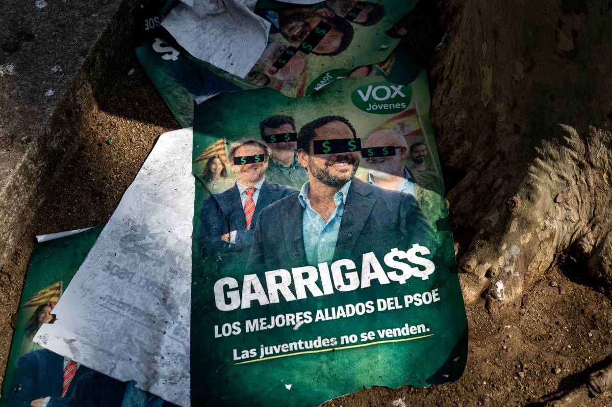 Apareixen uns cartells a Barcelona de «joves de Vox» contra Ignacio Garriga