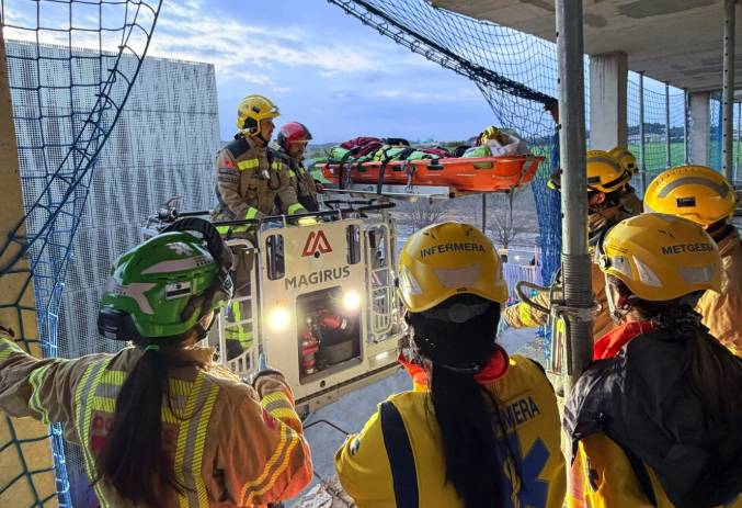 Un operari del sector de la construcció, ferit en caure d'un pis mentre treballava