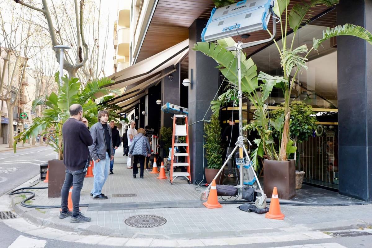 Graven un anunci a l`Hotel Urpí