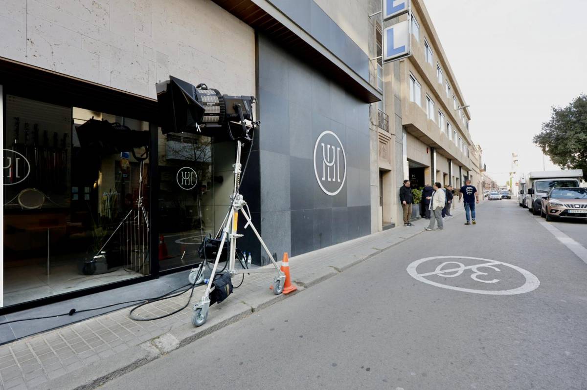 Graven un anunci a l`Hotel Urpí