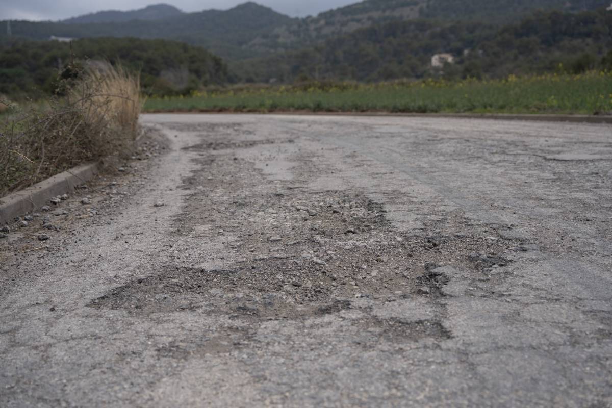 Denuncien el mal estat i la perillositat del carrer de Jacint Badiella