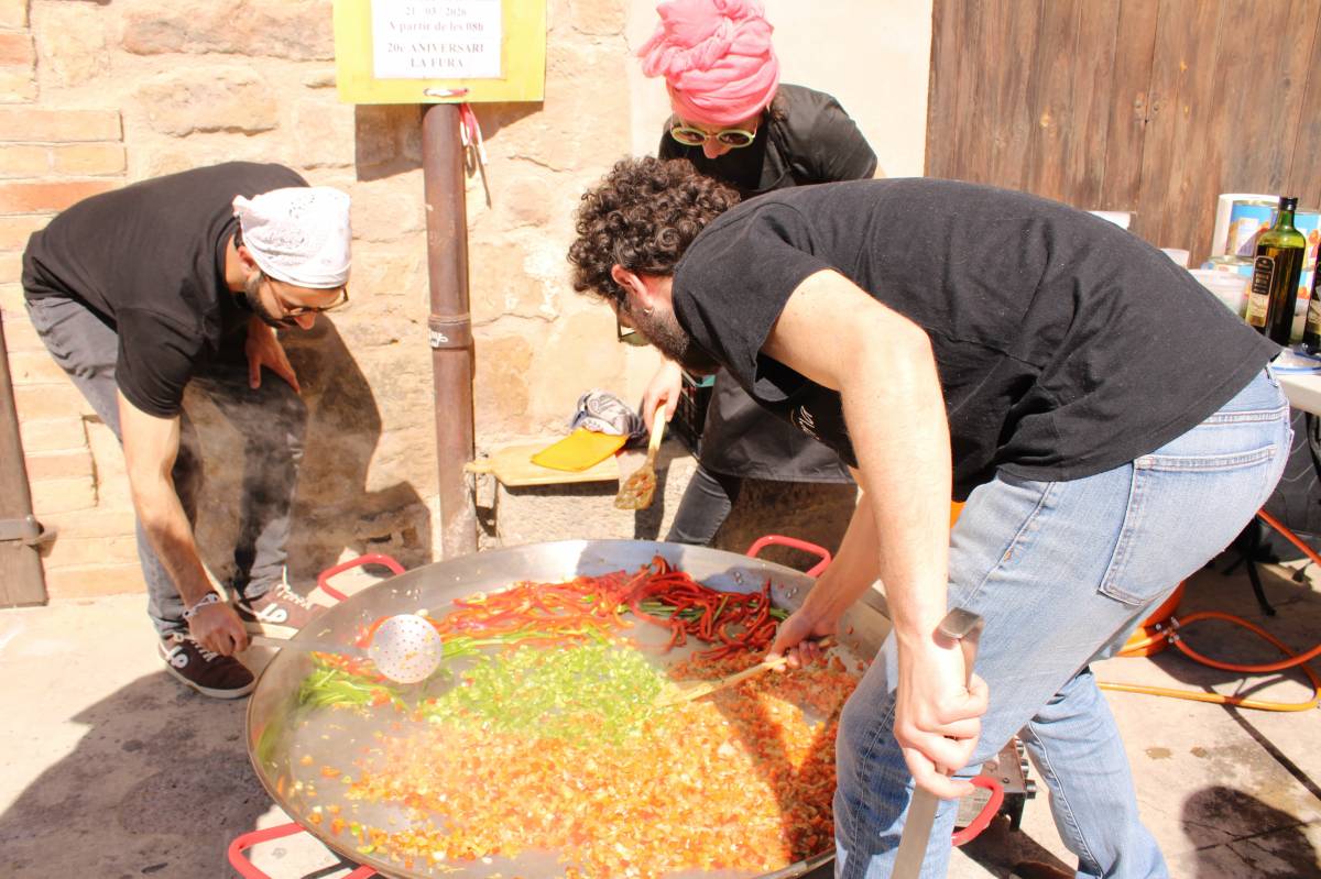 Preparant la paella a la Fura - Ramon Estany 