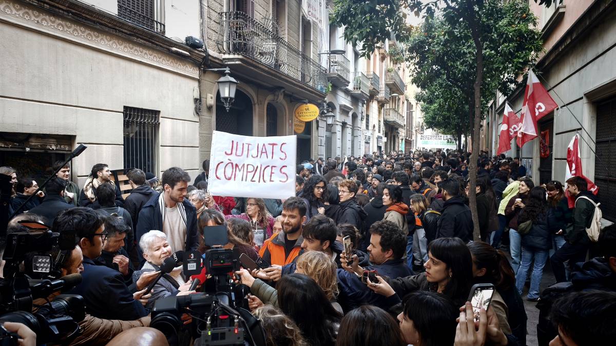 Concentració multitudinària contra el desnonament d'un llogater a un edifici farcit de «colivings»