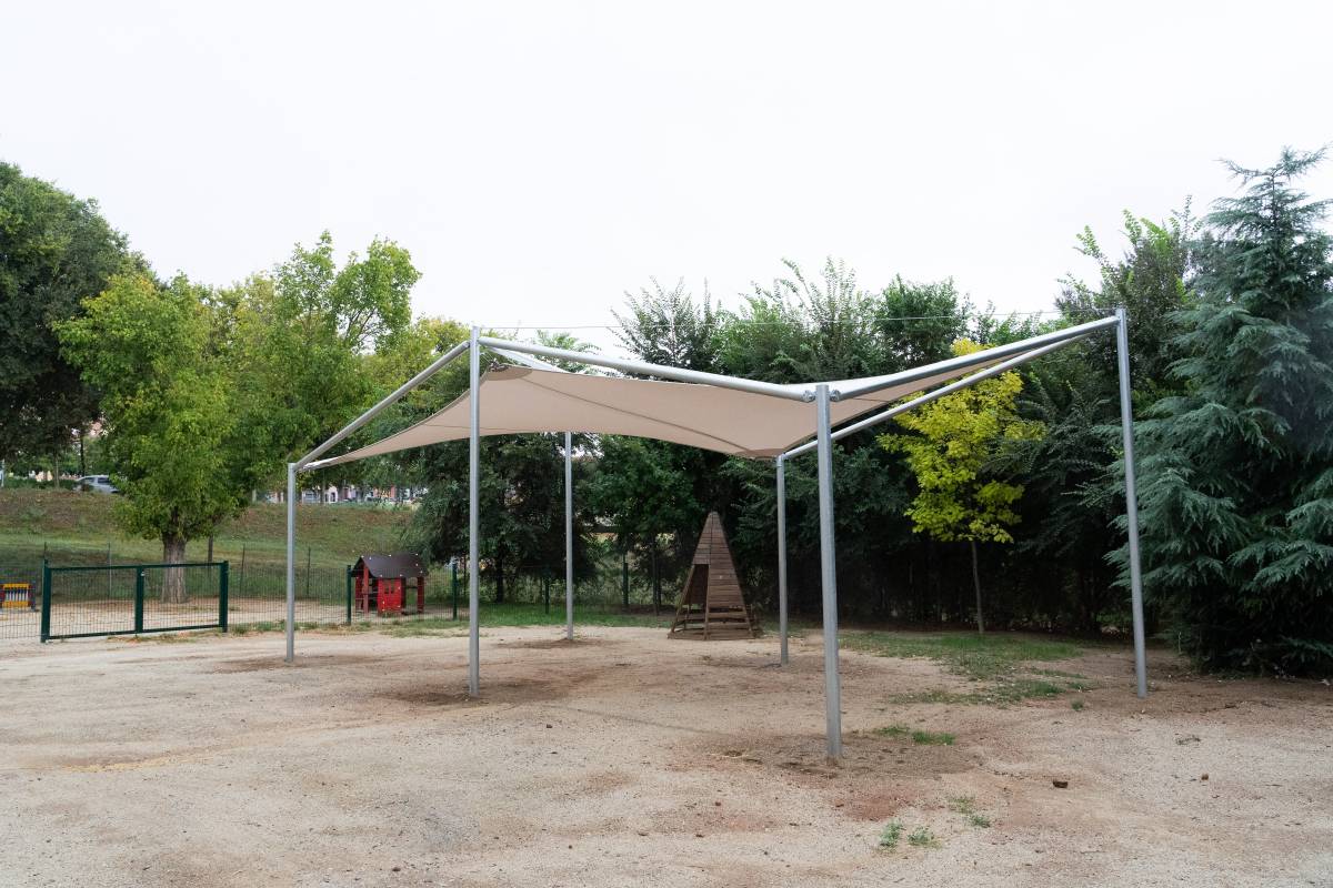 Un dels umbracles que instal·la l’Ajuntament, en aquest cas, a l’escola Roureda