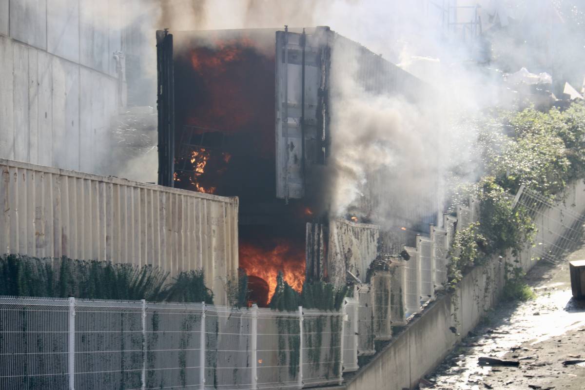 Activen el Plaseqcat per un incendi amb liti en un polígon de Granollers
