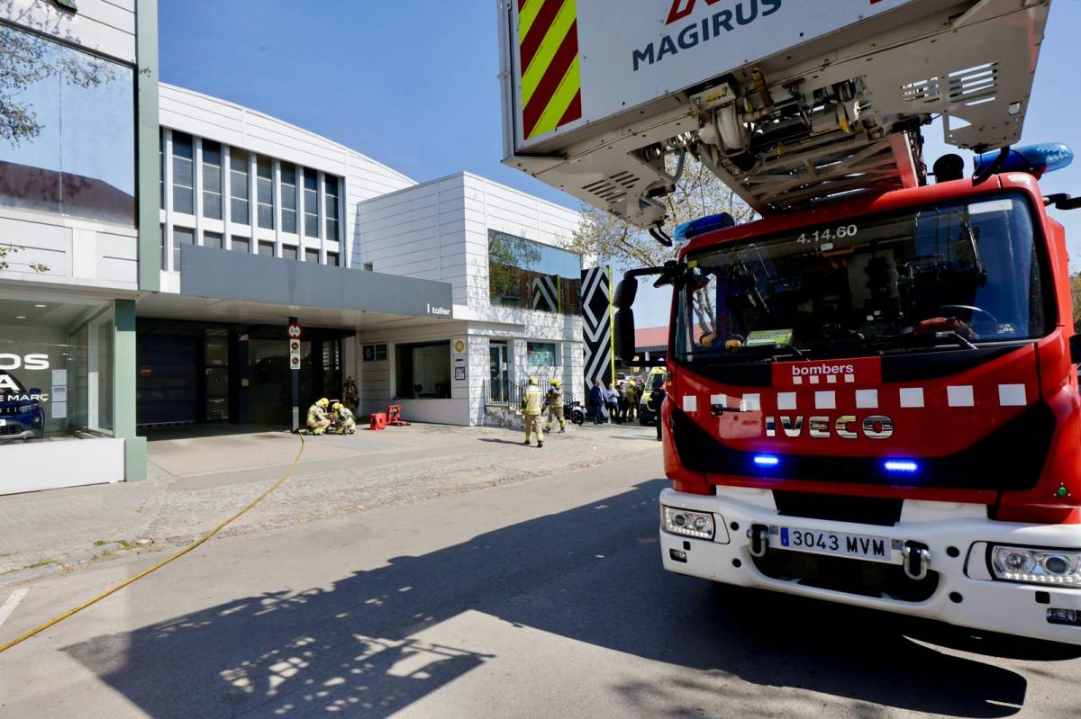 FOTOS | Ensurt en un taller de Sabadell per la crema d'un vehicle a l'interior