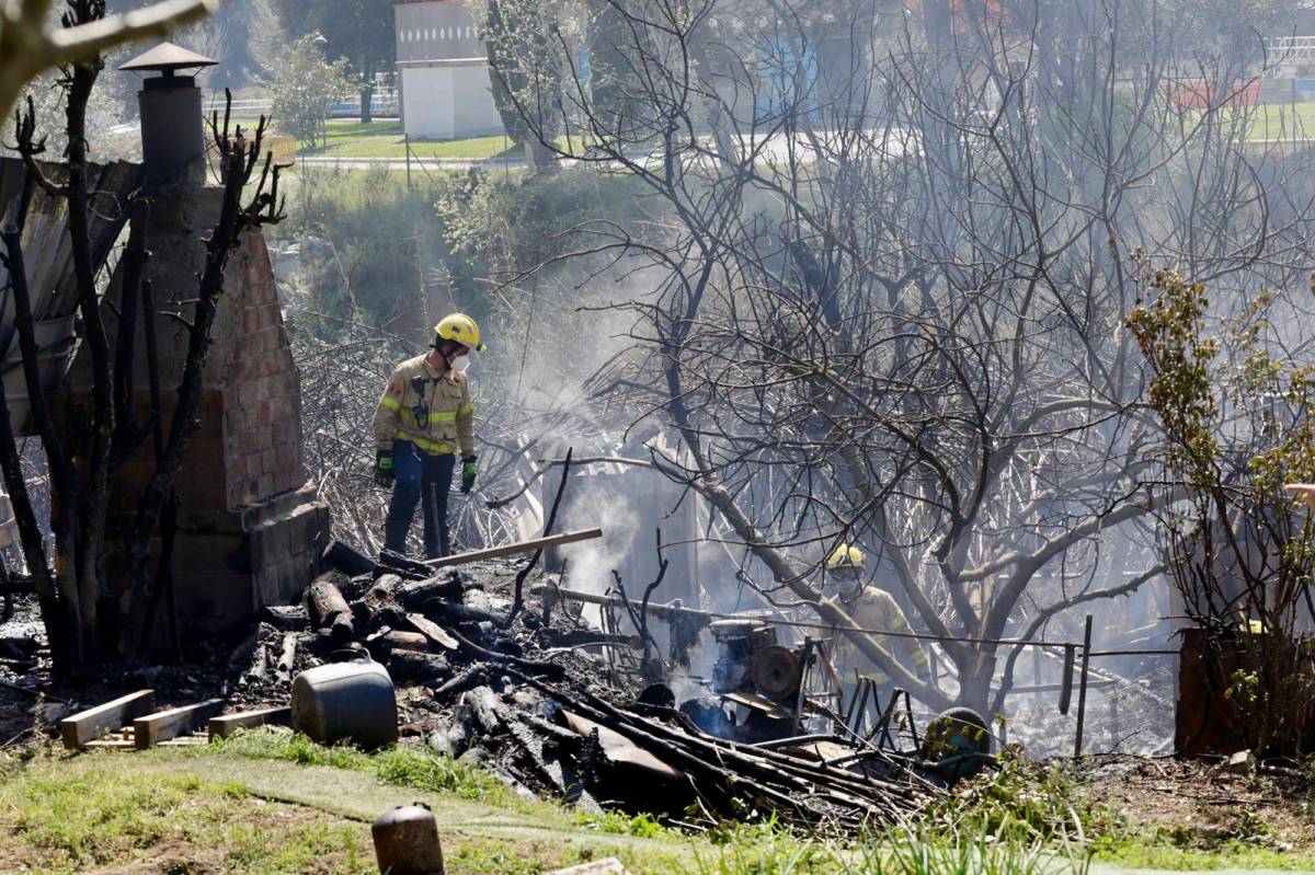 FOTOS | Gran desplegament dels Bombers per un incendi forestal a Castellar del Vallès