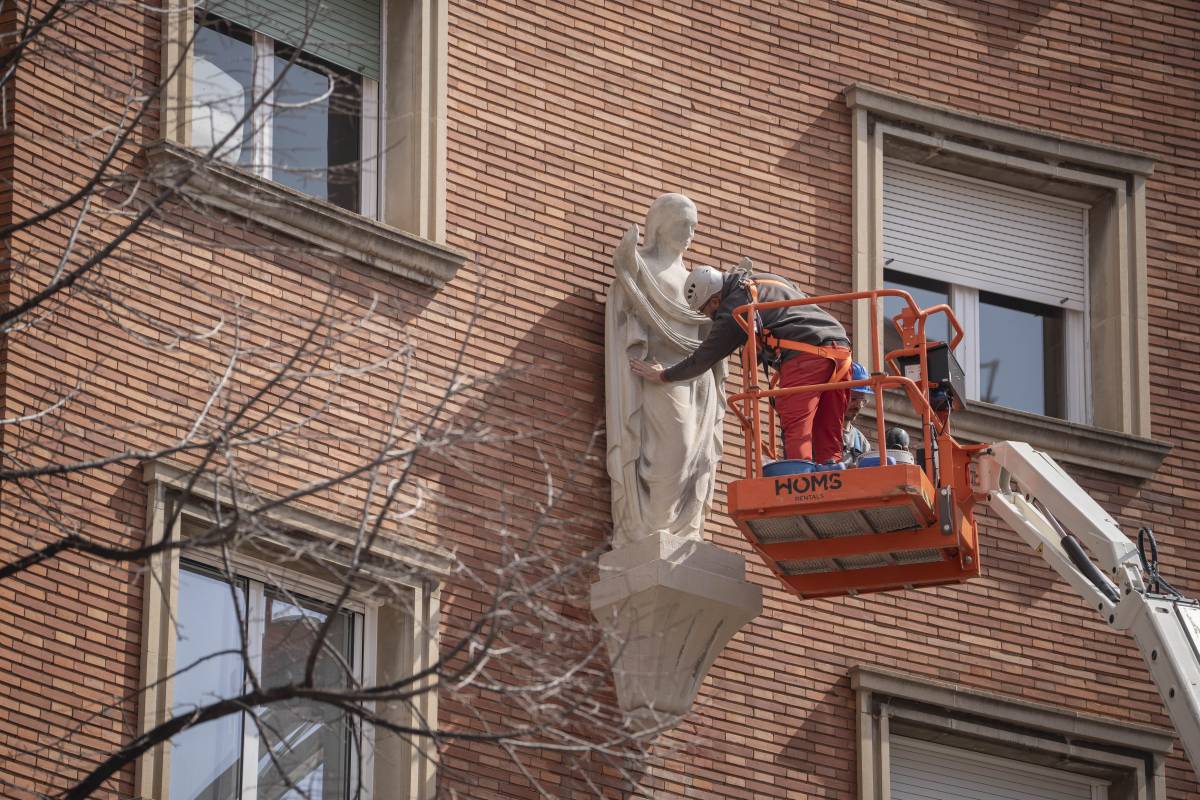 FOTOS | Restauració de l’escultura de la façana de la Casa Font Batallé, al Portal de Sant Roc
