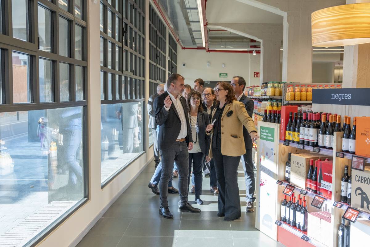 Representants municipals i del grup durant la inauguració