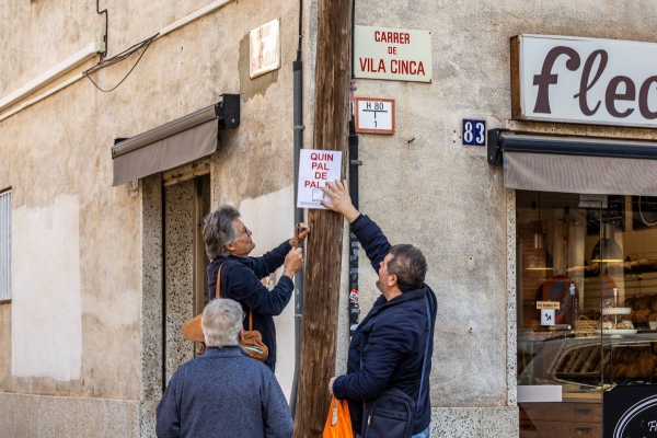 La Creu Alta assenyala els pals de fusta enmig del carrer