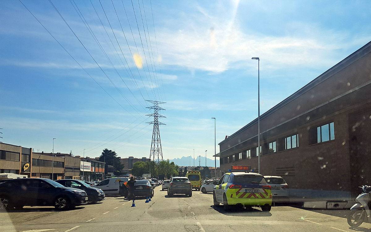 Dos ferits en una col·lisió entre un cotxe i una moto a l'avinguda dels Dolors